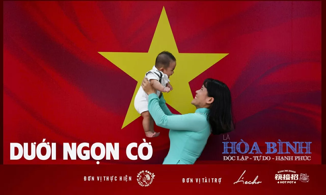 Chị Phương Nguyễn và con trai dưới ngôi sao vàng rực rỡ. Chị Phương Nguyễn và con trai dưới ngôi sao vàng rực rỡ.