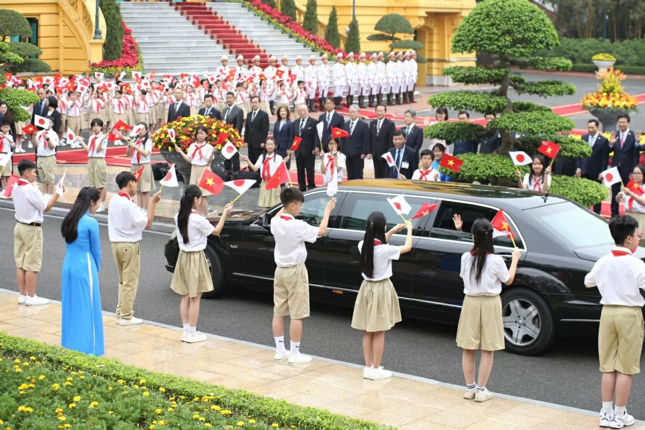 Đúng 8h30, Thủ tướng Nhật Bản Ishiba Shigeru cùng phu nhân tiến vào Phủ Chủ tịch. (Ảnh: Thành Long)