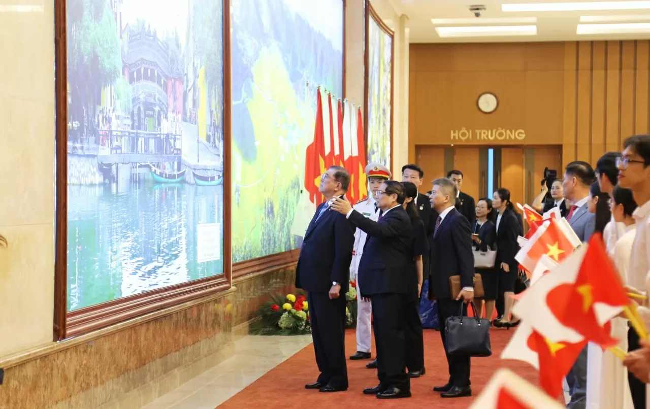 Thủ tướng Phạm Minh Chính và Thủ tướng Ishiba Shigeru  cùng tham quan không gian trưng bày ảnh về những dốc mốc lịch sử trong quan hệ hai nước. (Ảnh: Thành Long)