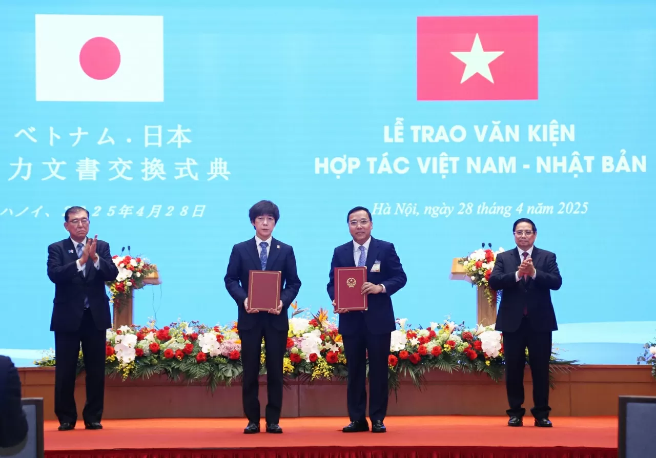 Thủ tướng Phạm Minh Chính và Thủ tướng Nhật Bản Ishiba Shigeru chứng kiến lễ trao Bản ghi nhớ hợpBản ghi nhớ Hợp tác giữa Bộ Công Thương nước Cộng hòa xã hội chủ nghĩa Việt Nam và Bộ Kinh tế, Thương mại và Công nghiệp Nhật Bản về việc thúc đẩy các dự án h