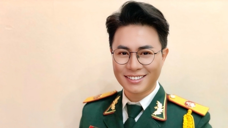 Sao Việt: MC Lê Anh tự hào khi mặc áo lính, Thanh Hương rạng rỡ trong tà áo dài