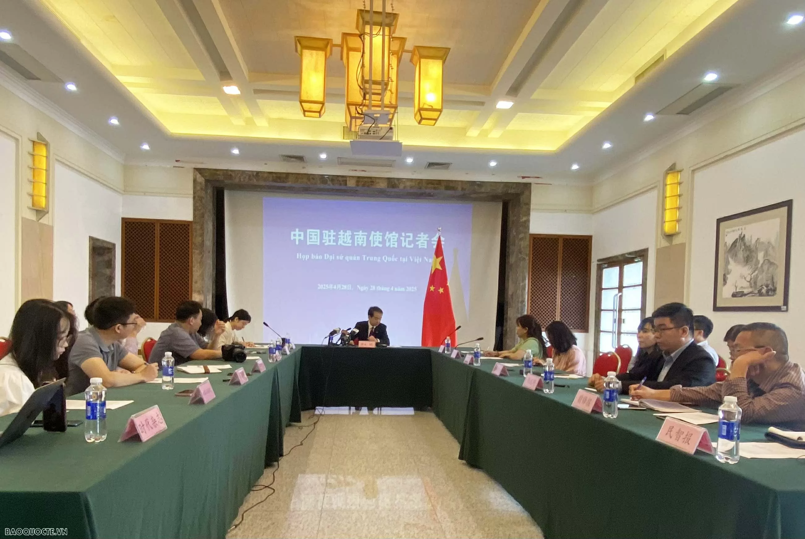 Đại sứ Hà Vĩ: Tình hữu nghị Việt Nam-Trung Quốc là dùng xương máu viết nên Đại sứ Hà Vĩ: Tình hữu nghị Việt Nam-Trung Quốc là dùng xương máu viết nên