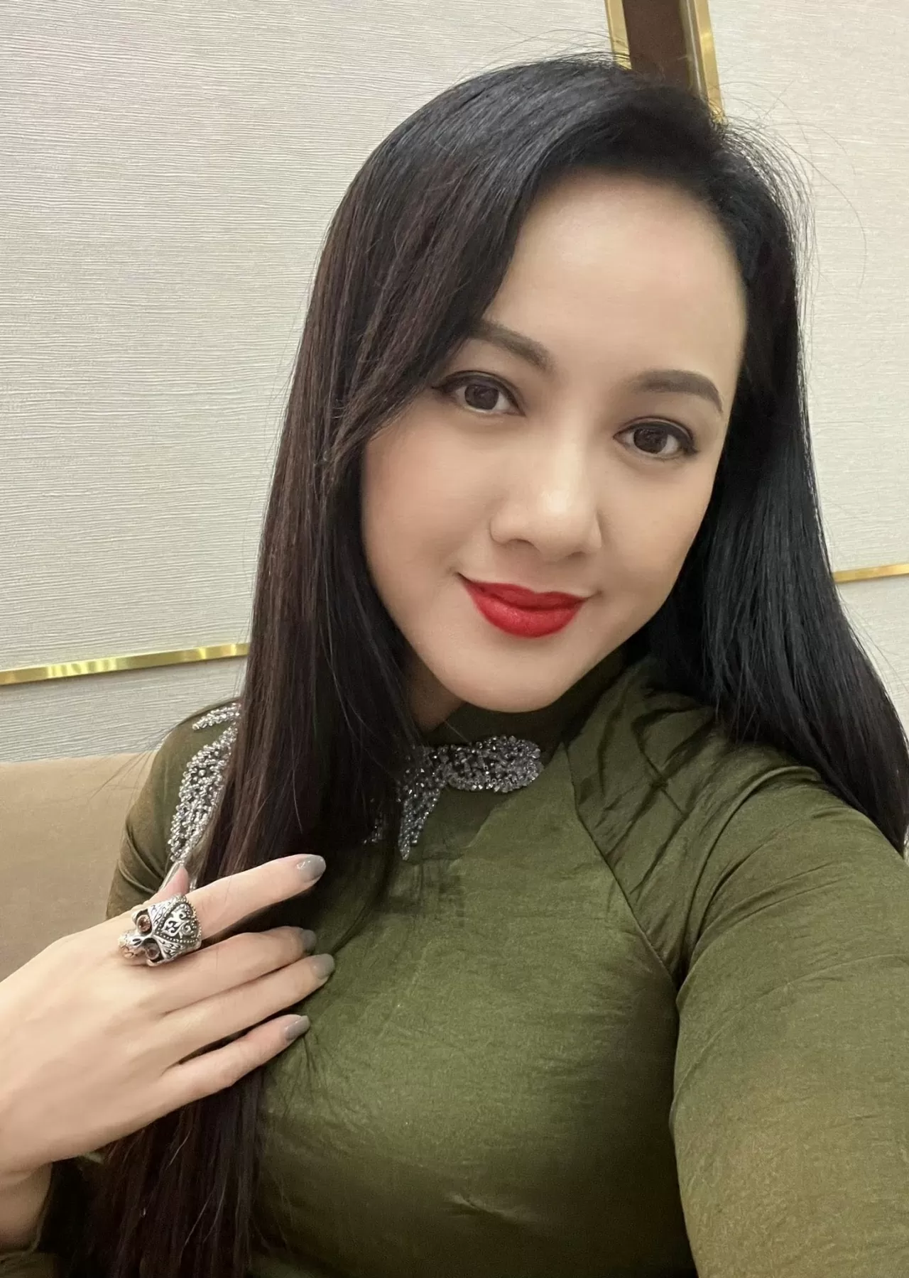 Sao Việt: Tăng Thanh Hà quá trẻ, MC Lê Anh tự hào khi mặc áo lính Sao Việt: Tăng Thanh Hà quá trẻ, MC Lê Anh tự hào khi mặc áo lính