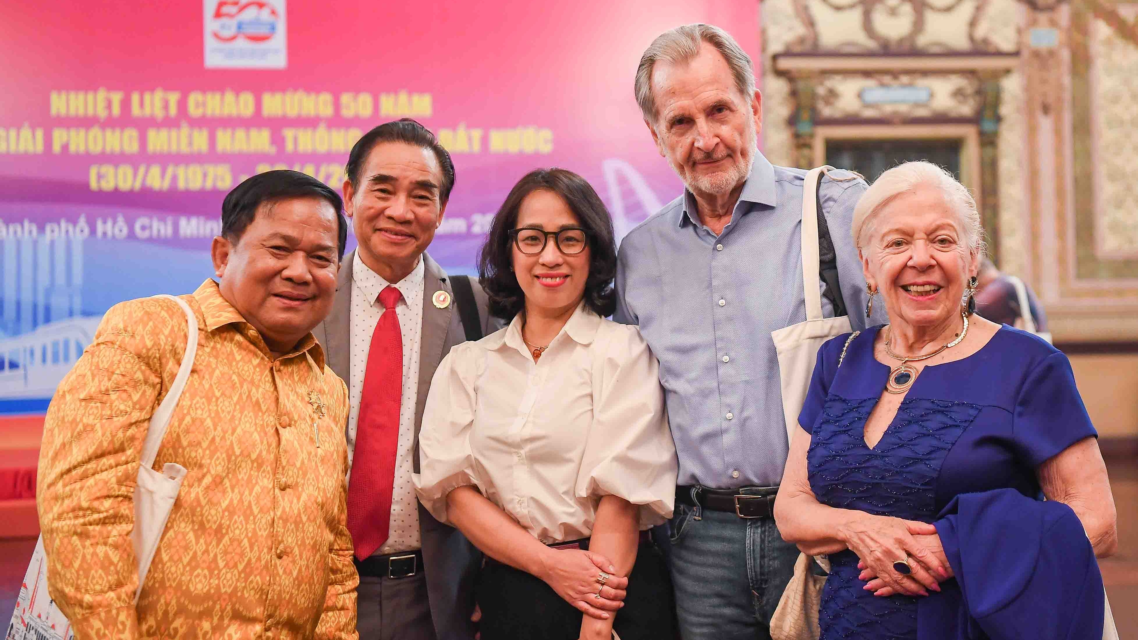 Những phóng viên chiến trường trở lại để nuôi dưỡng sợi dây gắn kết với Việt Nam