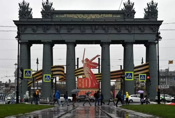 Điện Kremlin cho biết hôm thứ Hai rằng Tổng thống Nga Vladimir Putin đã ra lệnh ngừng toàn bộ các hoạt động chiến sự vì Nga hạ nhiều máy bay không người lái của Ukraine, tuyên bố ngừng bắn kỷ niệm Ngày Chiến thắng phát xít