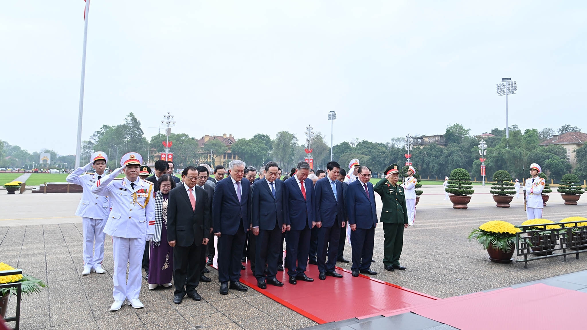 Lãnh đạo Đảng, Nhà nước vào Lăng viếng Chủ tịch Hồ Chí Minh nhân dịp kỷ niệm 50 năm thống nhất đất nước