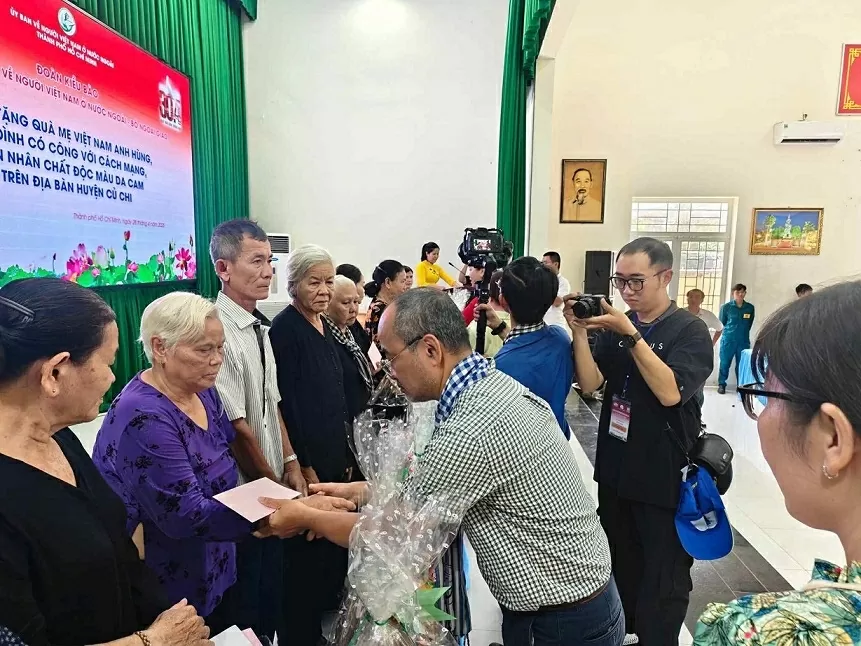 Kiều bào thăm và tặng quà tri ân tại huyện Củ Chi Kiều bào thăm và tặng quà tri ân tại huyện Củ Chi