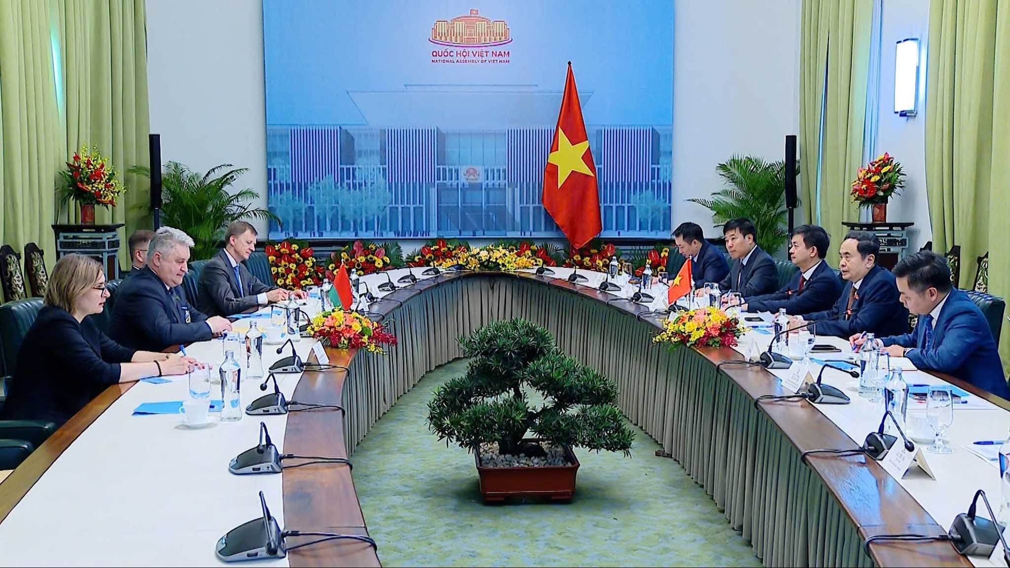 Việt Nam mong muốn khai thác tiềm năng hợp tác với Belarus trong công nghiệp chế tạo và năng lượng sạch