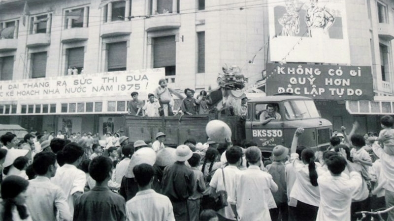 Nhà báo Hungary viết về ngày ’độc nhất vô nhị’ ở Việt Nam