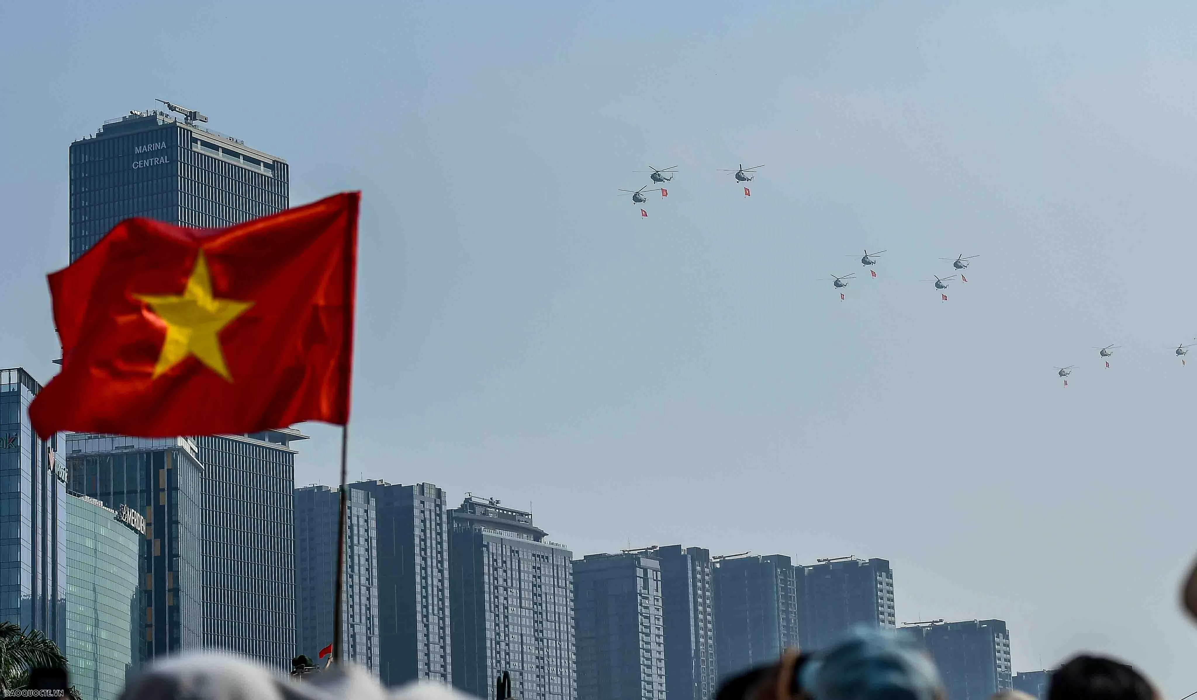 'Hổ mang chúa' Su-30MK2 trình diễn bắn đạn nhiễu trên bầu trời thành phố mang tên Bác