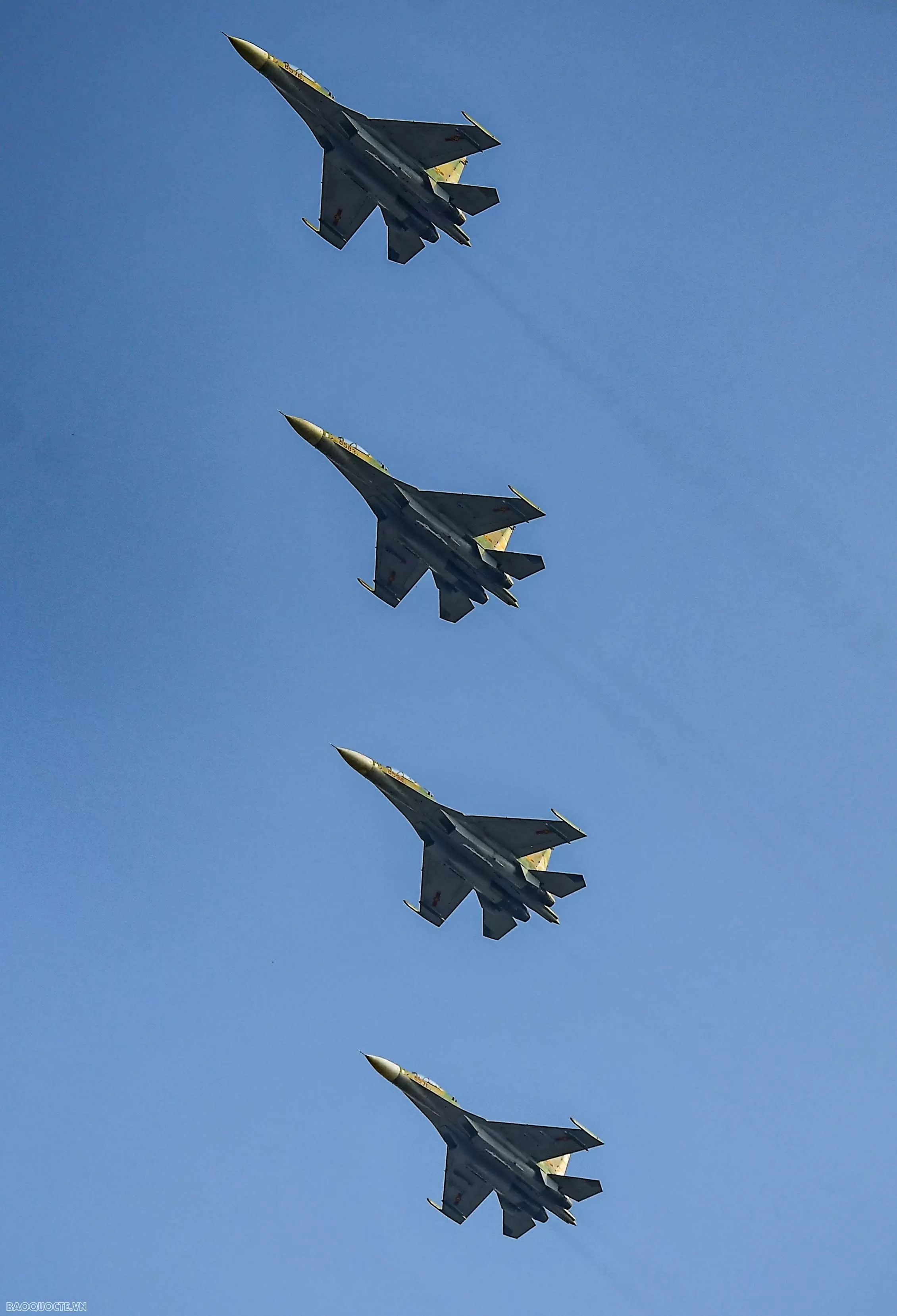 Hình ảnh Su-30MK2 và trực thăng trên bầu trời mang tên Bác 'Hổ mang chúa' Su-30MK2 trình diễn bắn đạn nhiễu trên bầu trời thành phố mang tên Bác