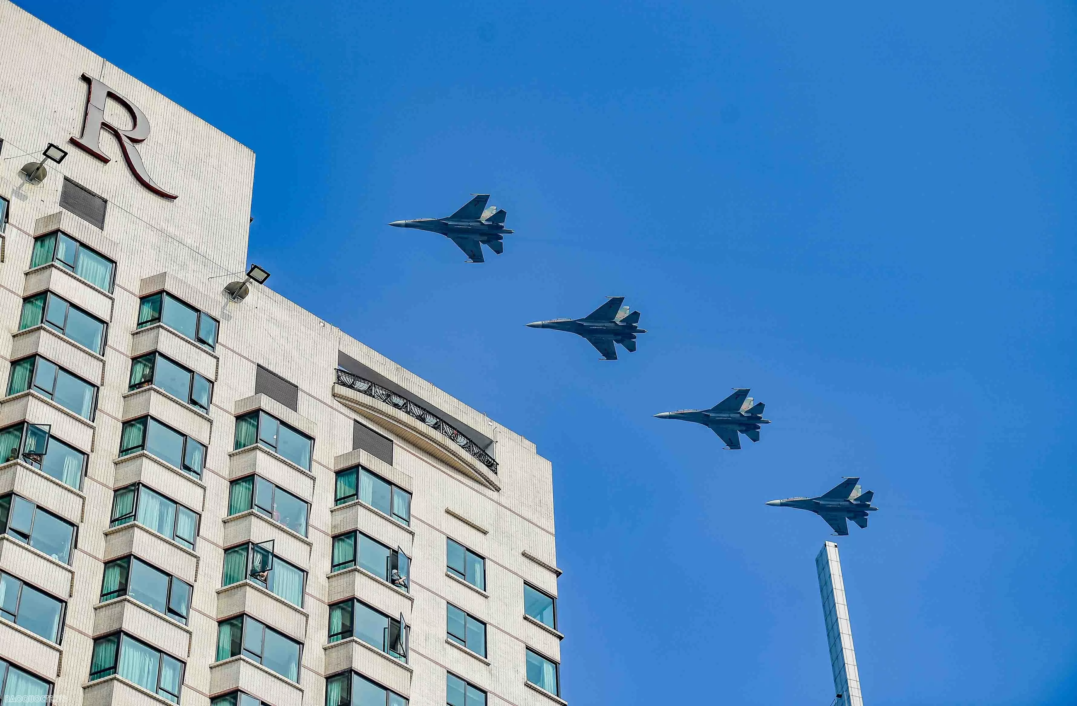 Hình ảnh Su-30MK2 và trực thăng trên bầu trời mang tên Bác 'Hổ mang chúa' Su-30MK2 trình diễn bắn đạn nhiễu trên bầu trời thành phố mang tên Bác