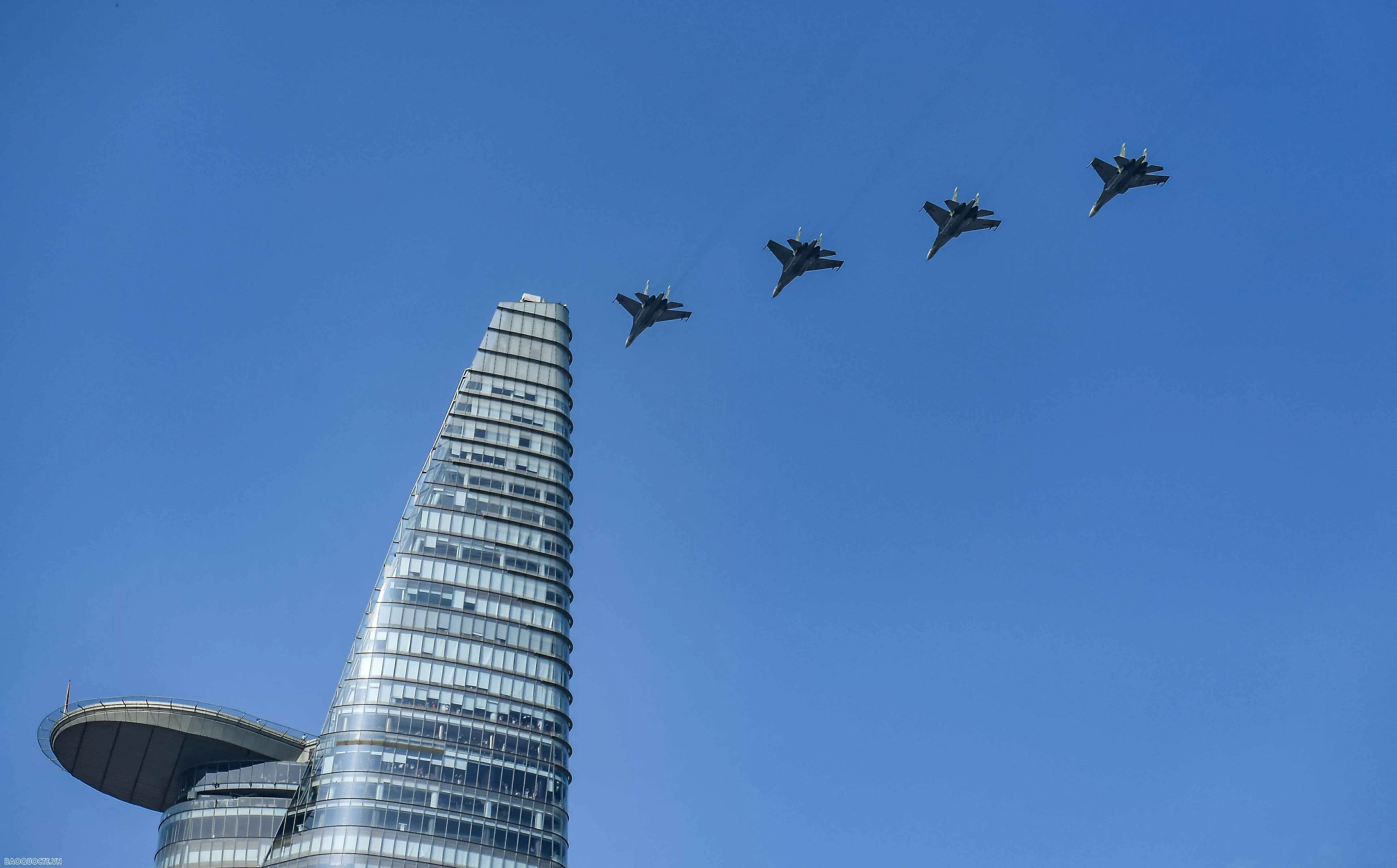 'Hổ mang chúa' Su-30MK2 trình diễn bắn đạn nhiễu trên bầu trời thành phố mang tên Bác