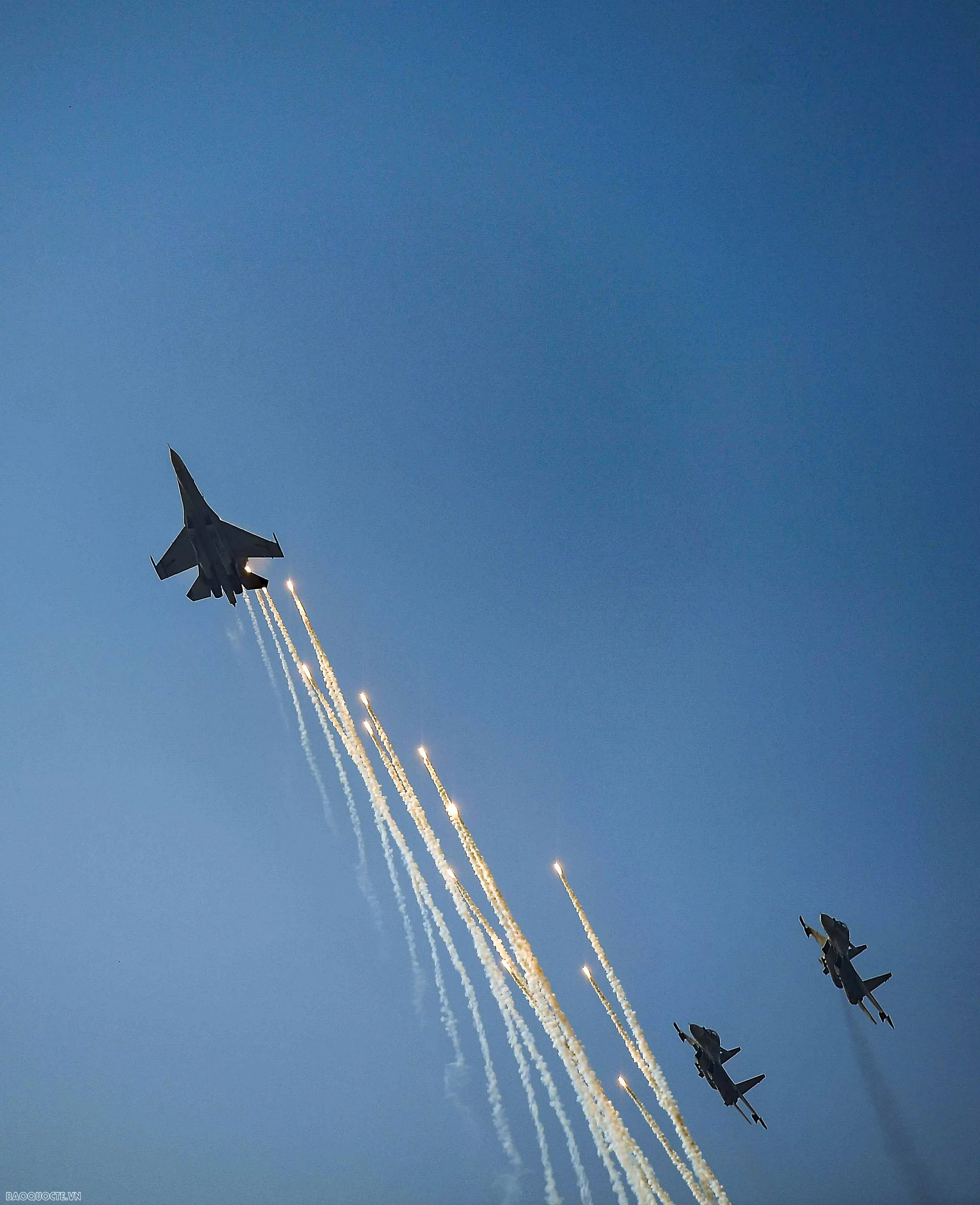 'Hổ mang chúa' Su-30MK2 trình diễn bắn đạn nhiễu trên bầu trời thành phố mang tên Bác