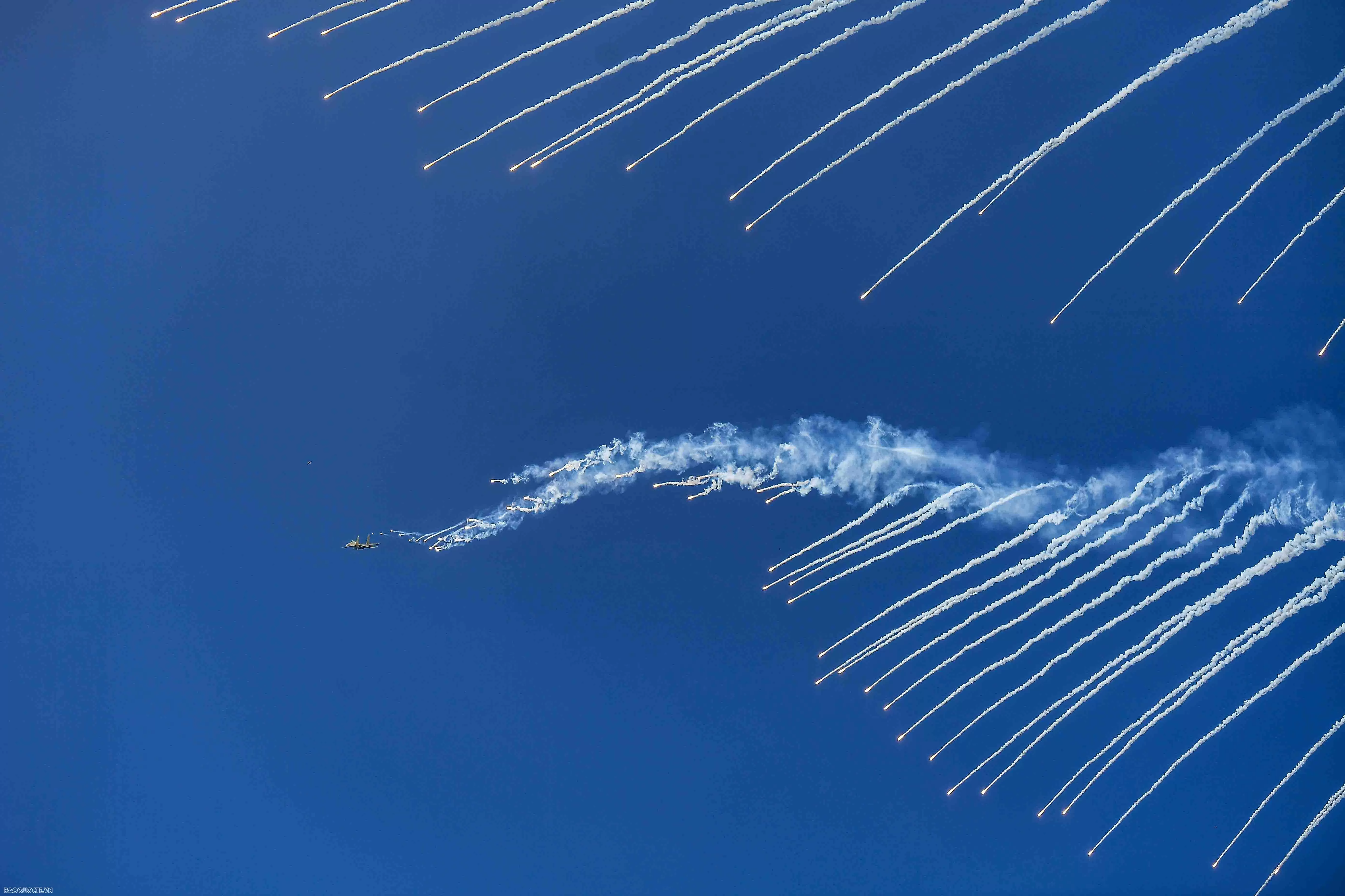 Hình ảnh Su-30MK2 và trực thăng trên bầu trời mang tên Bác 'Hổ mang chúa' Su-30MK2 trình diễn bắn đạn nhiễu trên bầu trời thành phố mang tên Bác