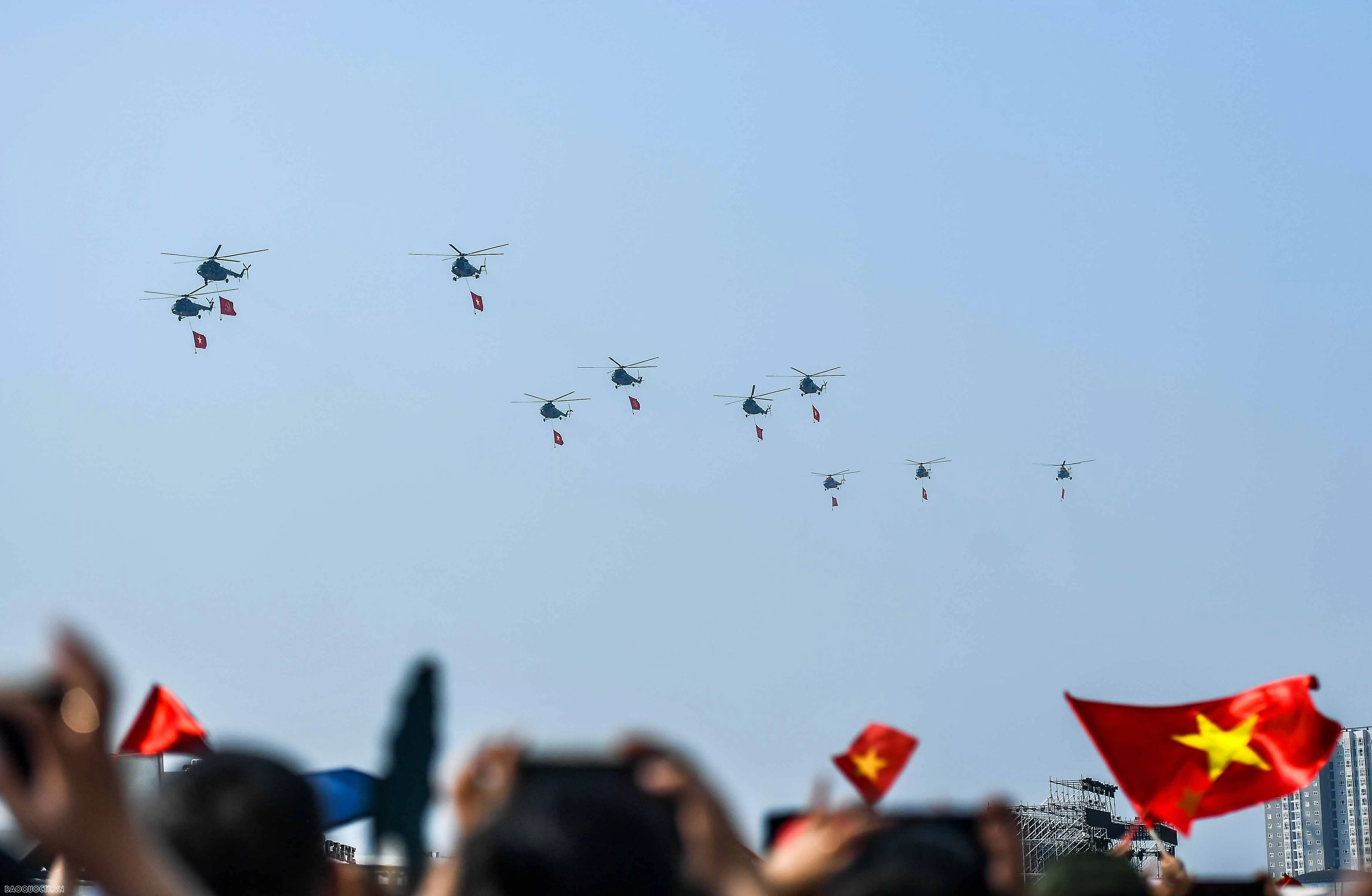 Hình ảnh Su-30MK2 và trực thăng trên bầu trời mang tên Bác Hình ảnh Su-30MK2 và trực thăng trên bầu trời mang tên Bác