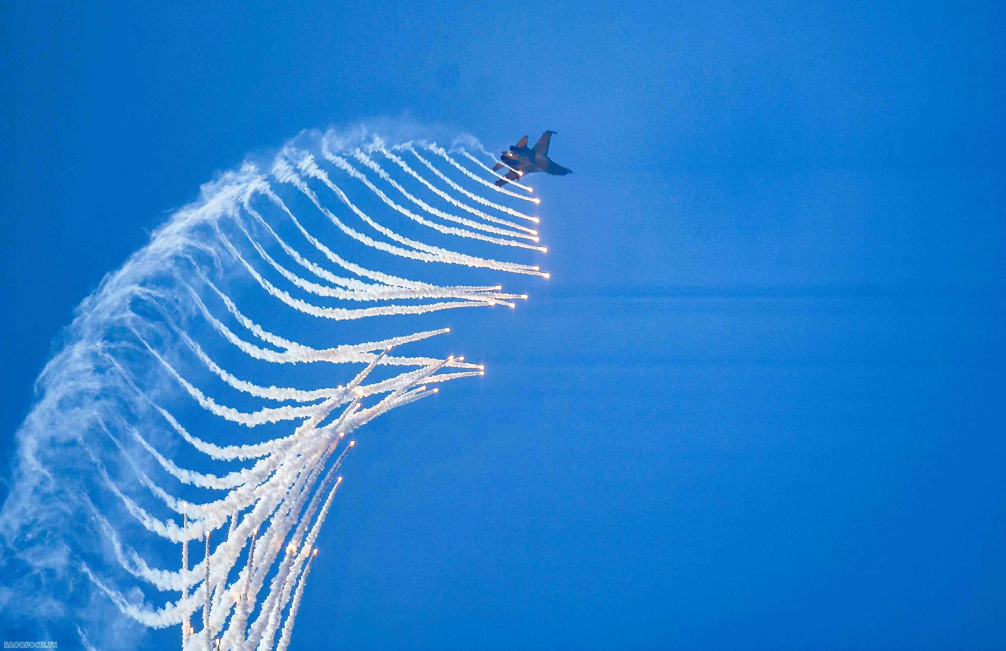 'Hổ mang chúa' Su-30MK2 trình diễn bắn đạn nhiễu trên bầu trời thành phố mang tên Bác