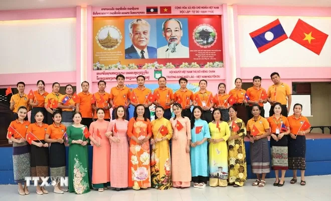 Giờ học đặc biệt tại Lào Giờ học đặc biệt kỷ niệm 30/4 tại ngôi trường song ngữ Việt-Lào