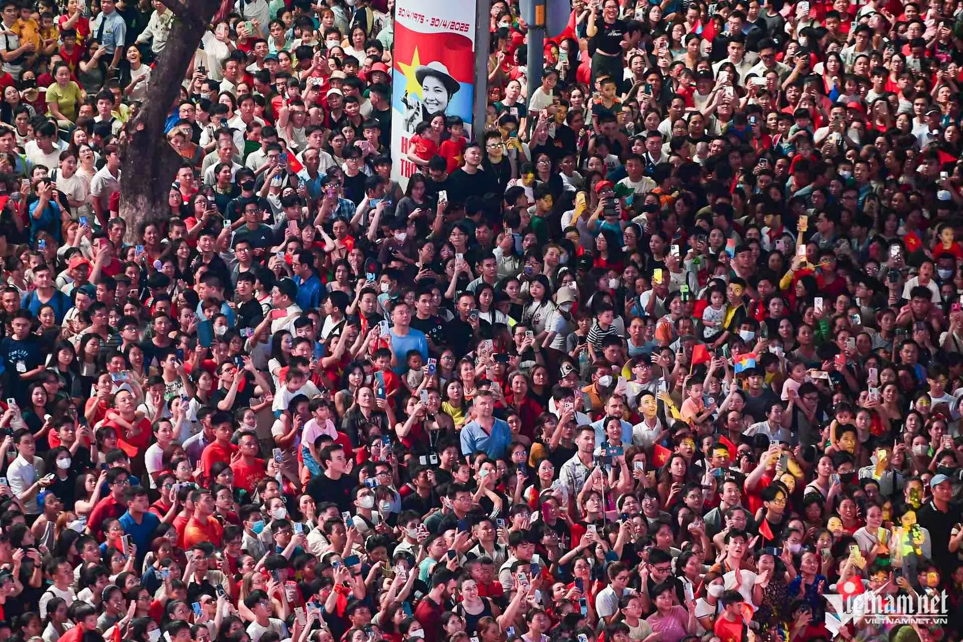 Pháo hoa mừng 50 năm thống nhất đất nước Pháo hoa rực rỡ chào mừng 50 năm thống nhất đất nước