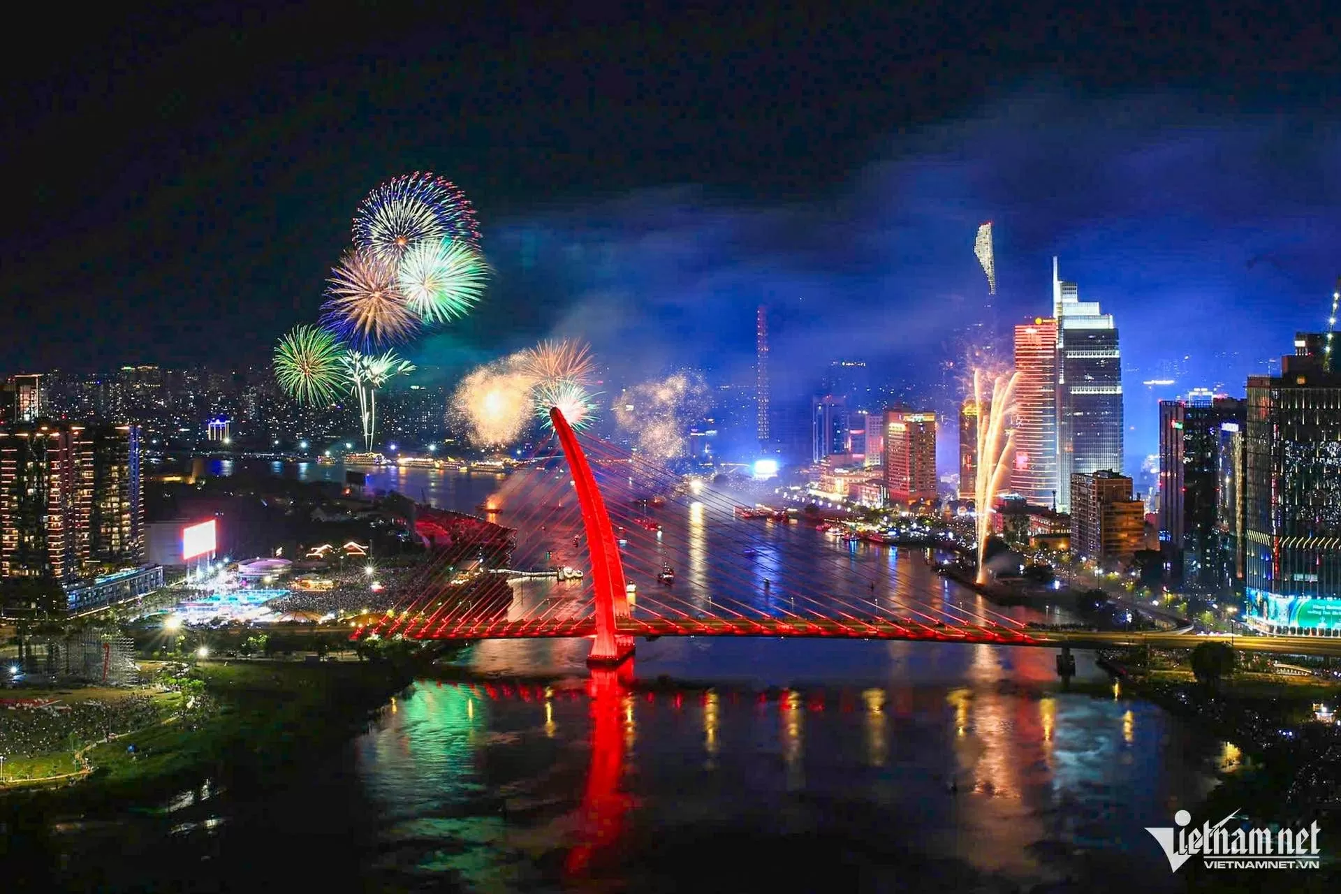 Pháo hoa mừng 50 năm thống nhất đất nước Pháo hoa rực rỡ chào mừng 50 năm thống nhất đất nước