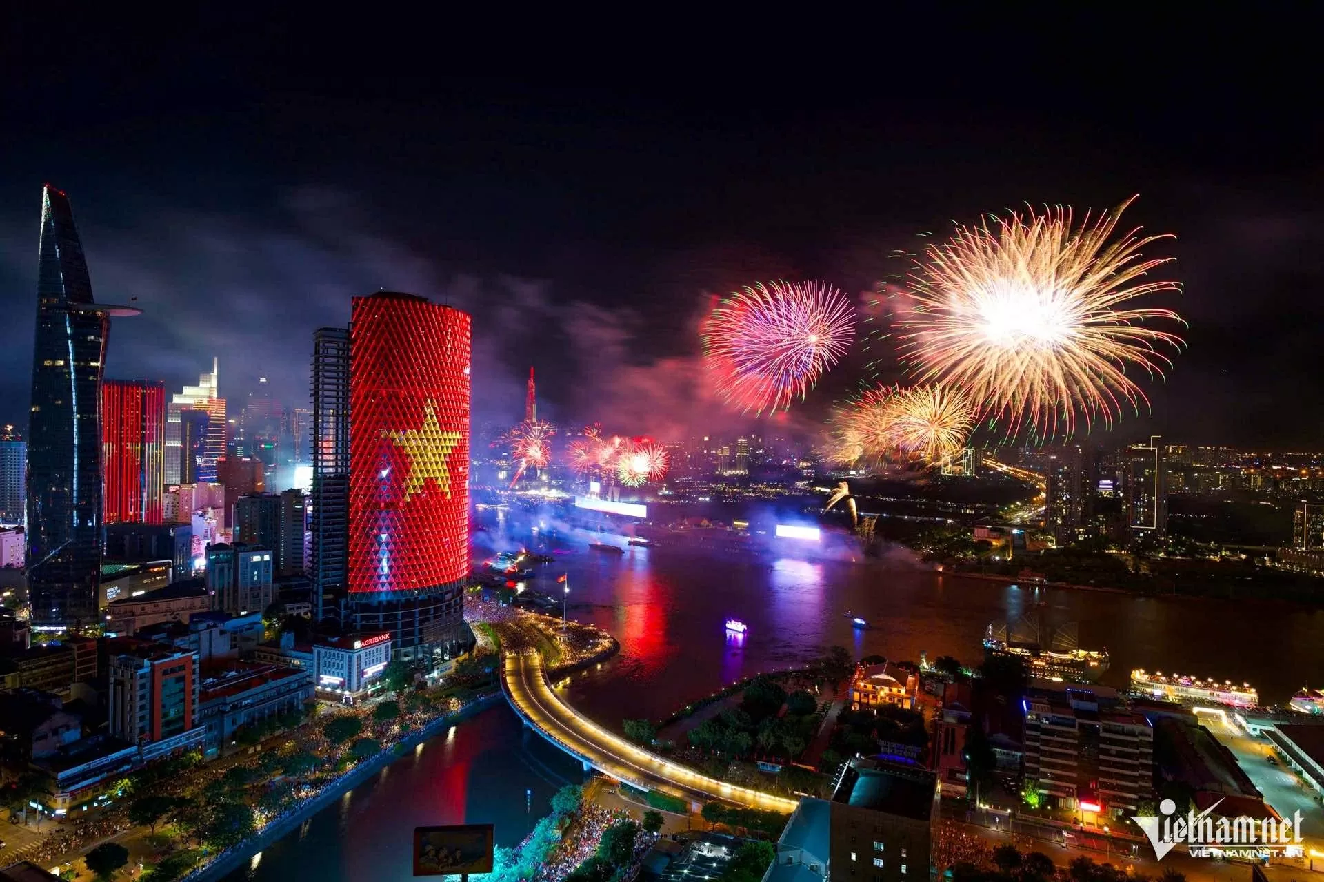 Pháo hoa mừng 50 năm thống nhất đất nước Pháo hoa rực rỡ chào mừng 50 năm thống nhất đất nước