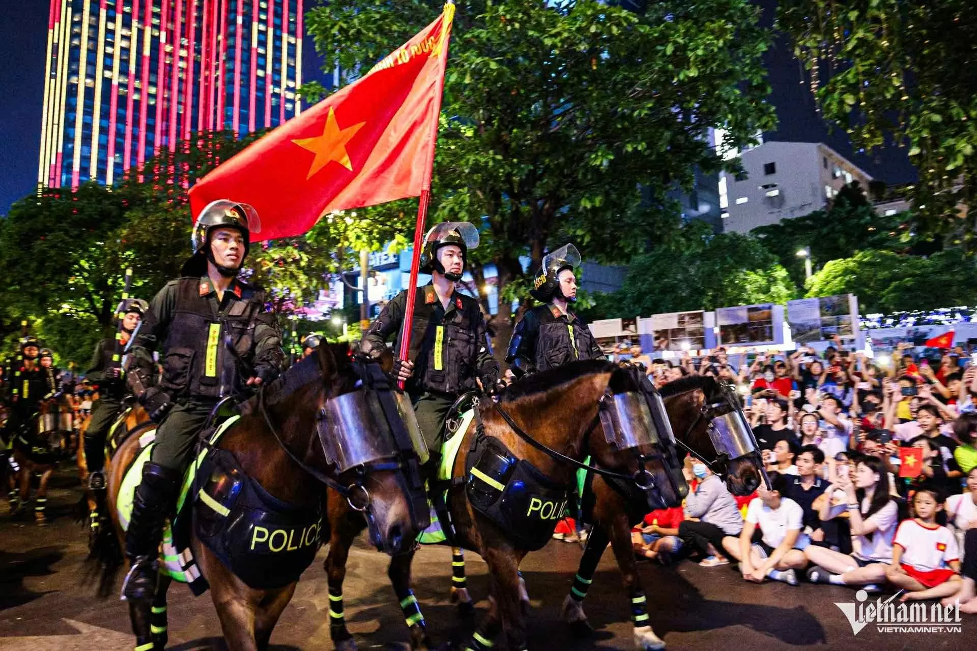 Pháo hoa mừng 50 năm thống nhất đất nước Pháo hoa rực rỡ chào mừng 50 năm thống nhất đất nước