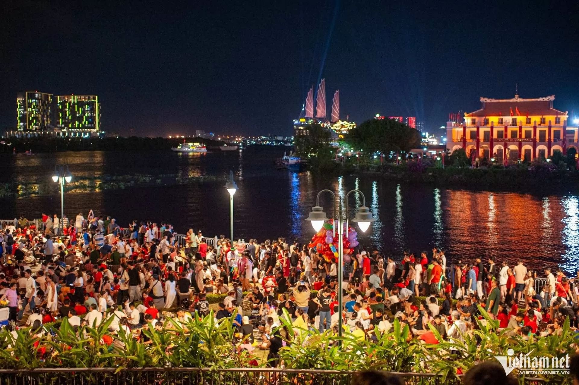 Pháo hoa mừng 50 năm thống nhất đất nước Pháo hoa rực rỡ chào mừng 50 năm thống nhất đất nước