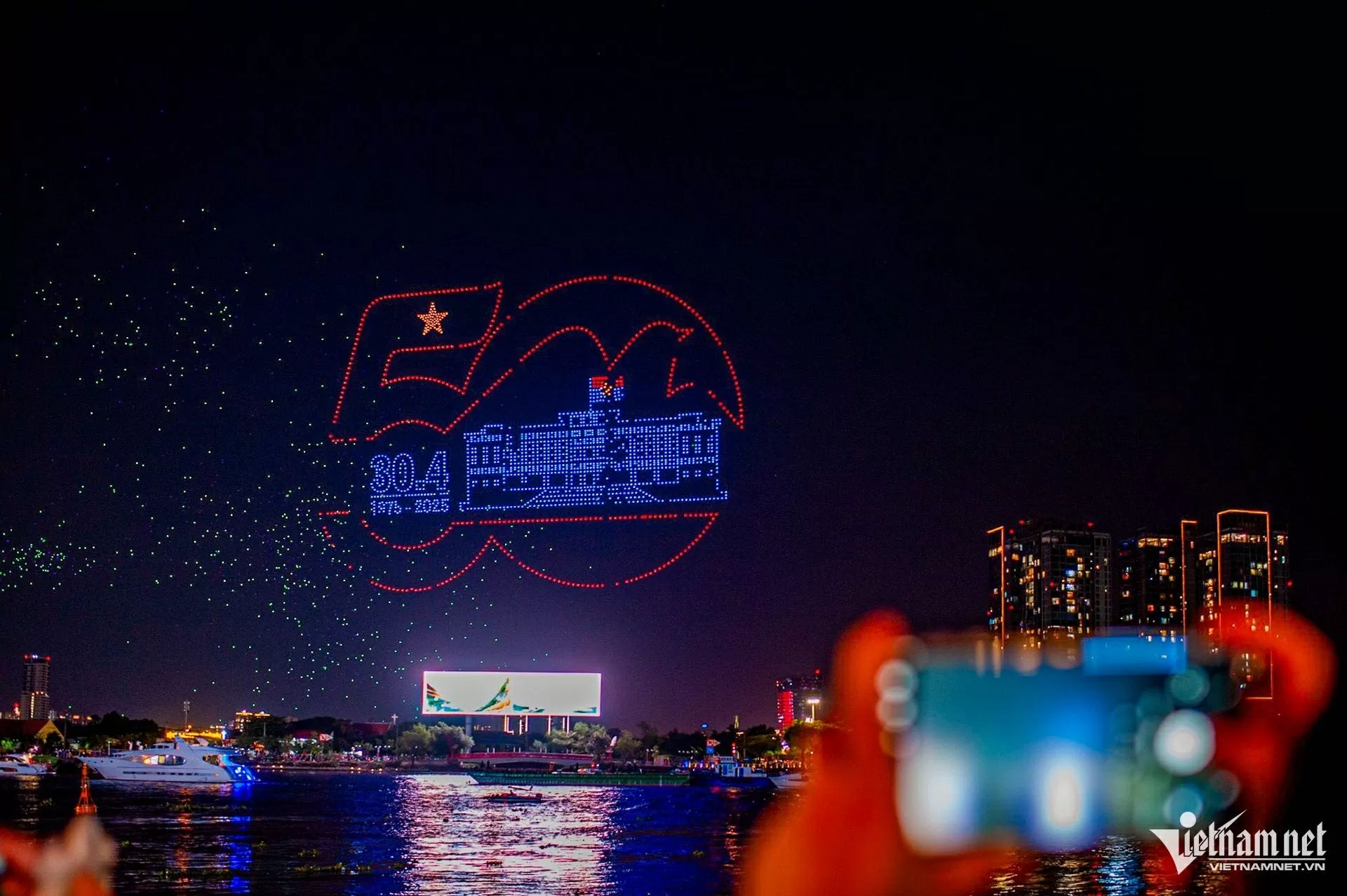 Pháo hoa mừng 50 năm thống nhất đất nước Pháo hoa rực rỡ chào mừng 50 năm thống nhất đất nước