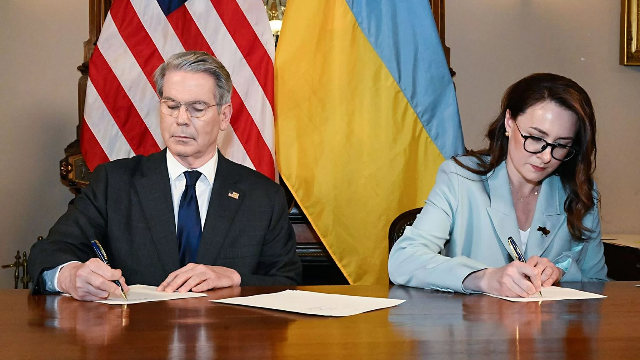 Bộ trưởng Tài chính Hoa Kỳ Scott Bessent và Phó thủ tướng thứ nhất của Ukraine Yulia Svyrydenko ký thỏa thuận quỹ. Ảnh: Bộ Tài chính Hoa Kỳ
