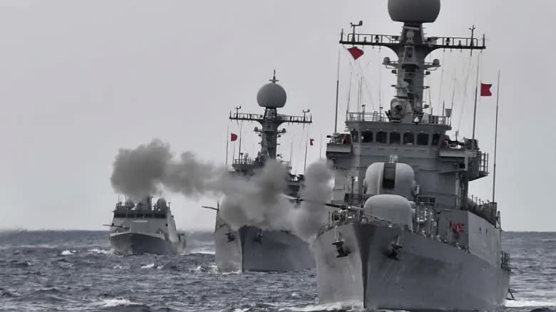 Hải quân Hàn Quốc rầm rộ ra khơi, với tàu khu trục ROKS Seoul và trực thăng tấn công AH-64E