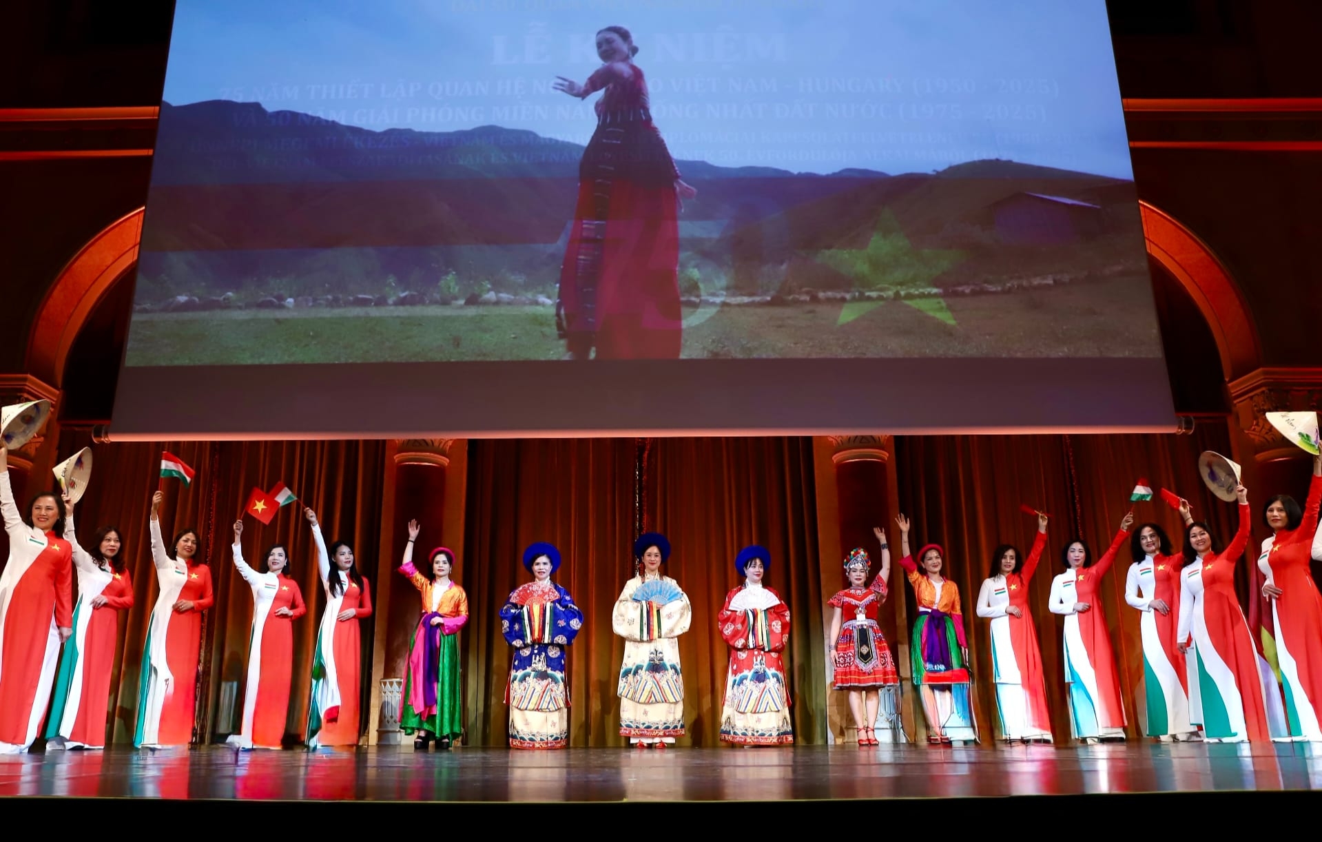 Thắm tình hữu nghị tại lễ kỷ niệm 75 năm quan hệ ngoại giao Việt Nam - Hungary và 50 năm giải phóng miền Nam, thống nhất đất nước