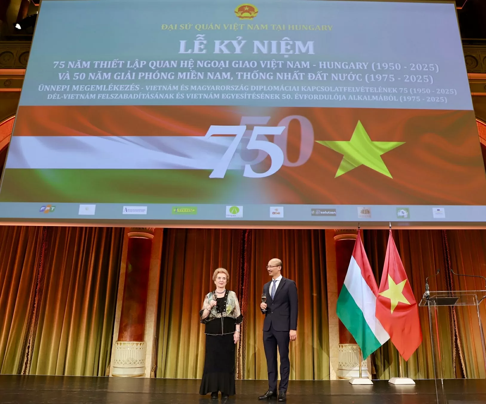 Thắm tình hữu nghị tại lễ kỷ niệm 75 năm quan hệ ngoại giao Việt Nam - Hungary và 50 năm Ngày Giải phóng miền Nam, thống nhất đất nước