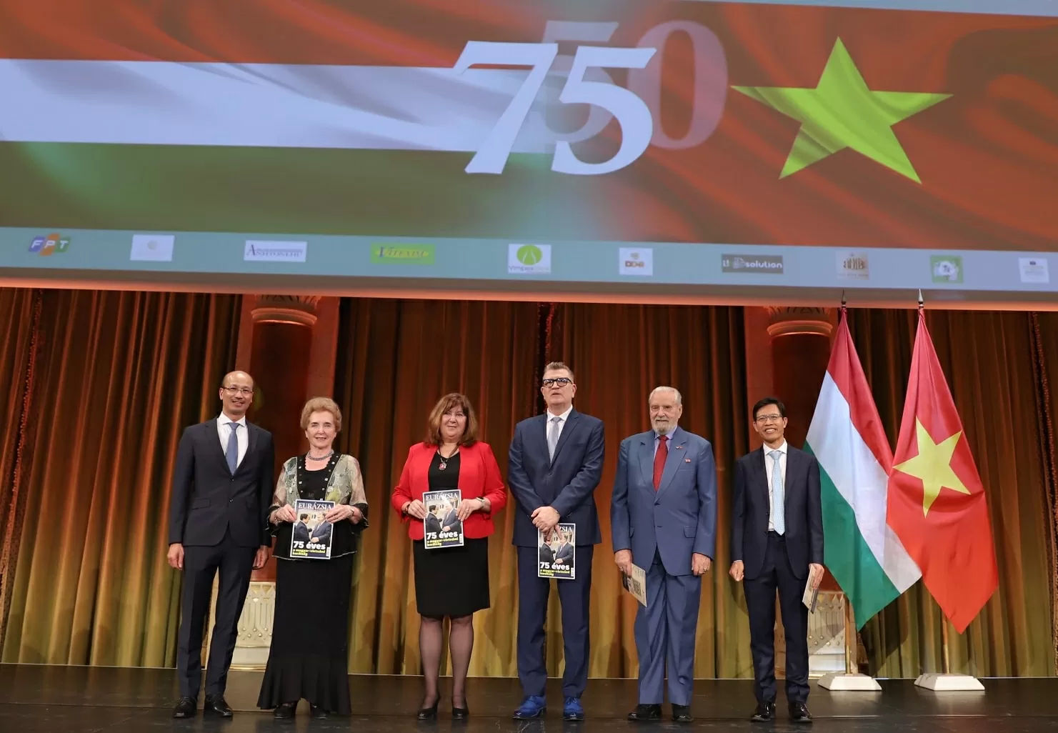 Thắm tình hữu nghị tại lễ kỷ niệm 75 năm quan hệ ngoại giao Việt Nam - Hungary và 50 năm giải phóng miền Nam, thống nhất đất nước