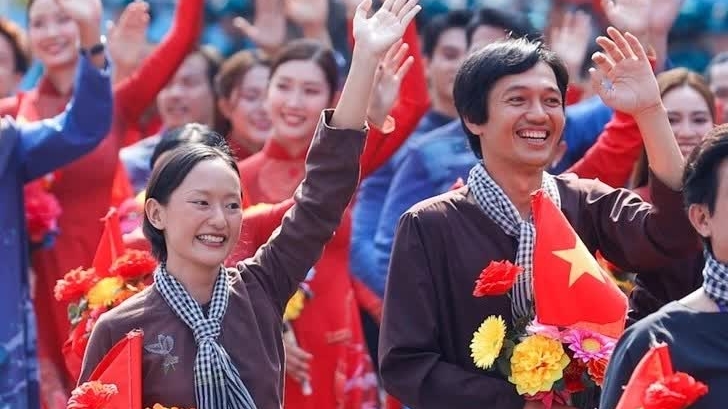 Sao Việt hôm nay: Hồng Diễm diện áo dài đỏ, ấn tượng khoảnh khắc 'Ba Hương', 'Tư Đạp'