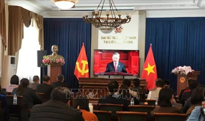 Cờ đỏ sao vàng sáng rực rỡ giữa Quảng trường Thời đại của Mỹ đúng ngày kỷ niệm 30/4 Cờ đỏ sao vàng sáng rực rỡ giữa Quảng trường Thời đại của Mỹ đúng ngày kỷ niệm 30/4