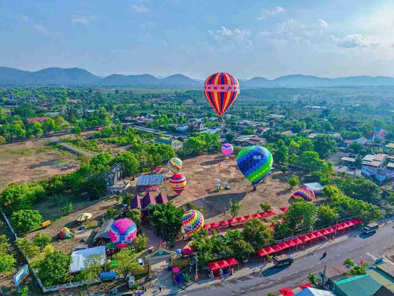 Những quả khinh khí cầu đưa du khách ngắm nhìn phong cảnh Tây Nguyên. Ảnh: Bảo Trung Những quả khinh khí cầu đưa du khách ngắm nhìn phong cảnh Tây Nguyên. Ảnh: Bảo Trung