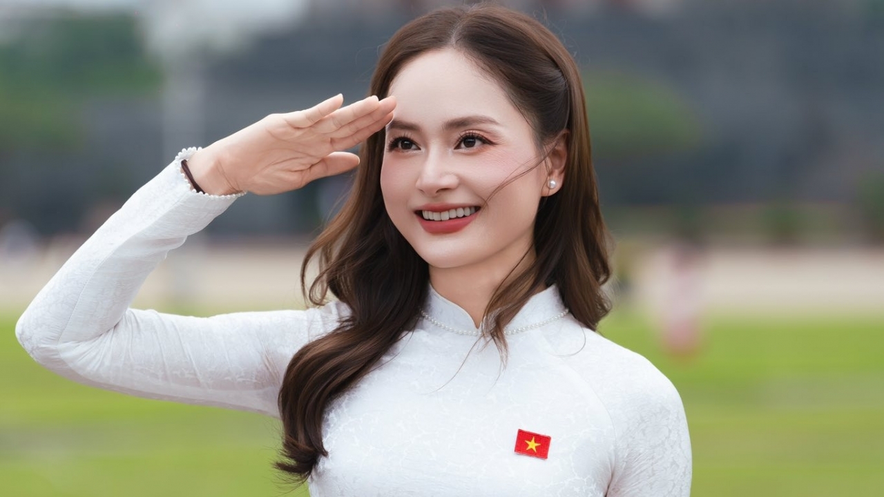 Lan Phương, Hồng Diễm xinh đẹp với áo dài