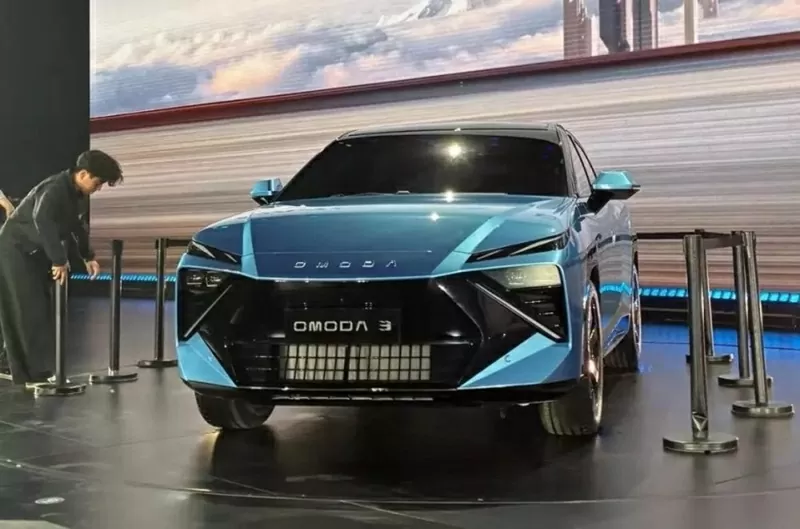 Phần đầu của Omoda 3 nổi bật với dải đèn LED ban ngày thanh mảnh đặt phía trên cụm đèn pha chính Phần đầu của Omoda 3 nổi bật với dải đèn LED ban ngày thanh mảnh đặt phía trên cụm đèn pha chính