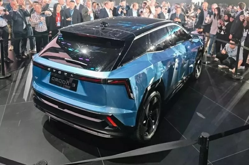 Cụm đèn hậu hình chữ L cũng được nối liền bằng một dải đèn LED chạy ngang cố Cụm đèn hậu hình chữ L cũng được nối liền bằng một dải đèn LED chạy ngang cố