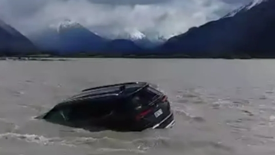 Tổng hợp các kỹ năng, phương pháp phá kính khi xe ô tô đang chìm