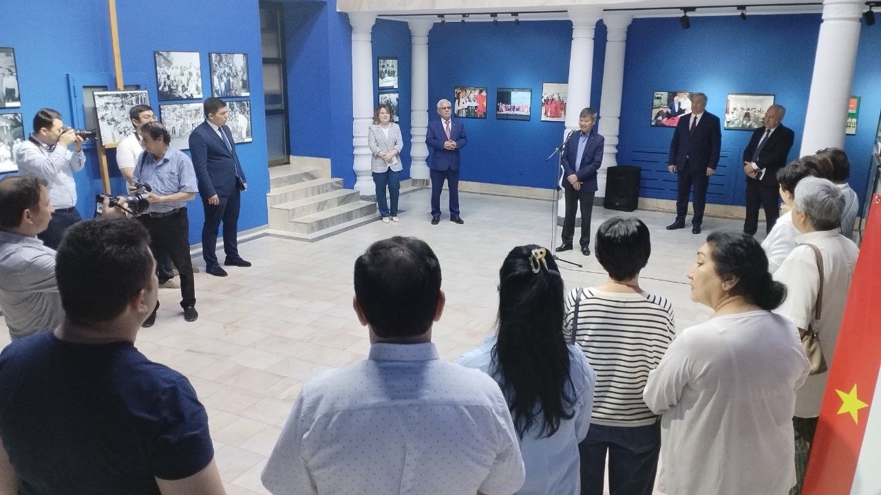 Triển lãm ảnh ‘Tình hữu nghị son sắt giữa Uzbekistan và Việt Nam’