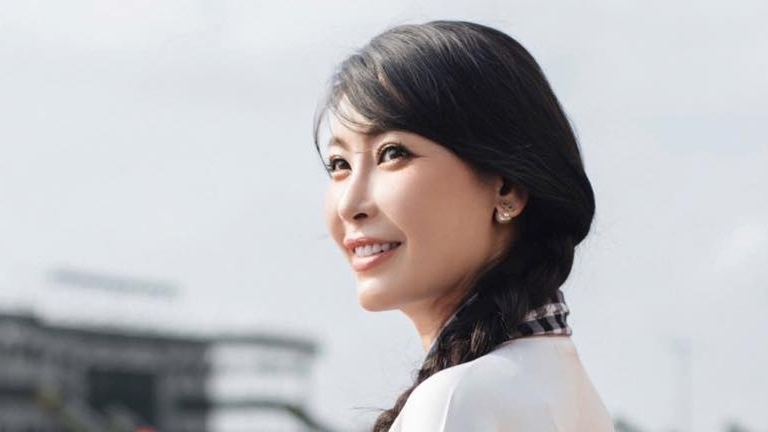 Ngắm nhan sắc Hoa hậu Hà Kiều Anh trong tà áo dài