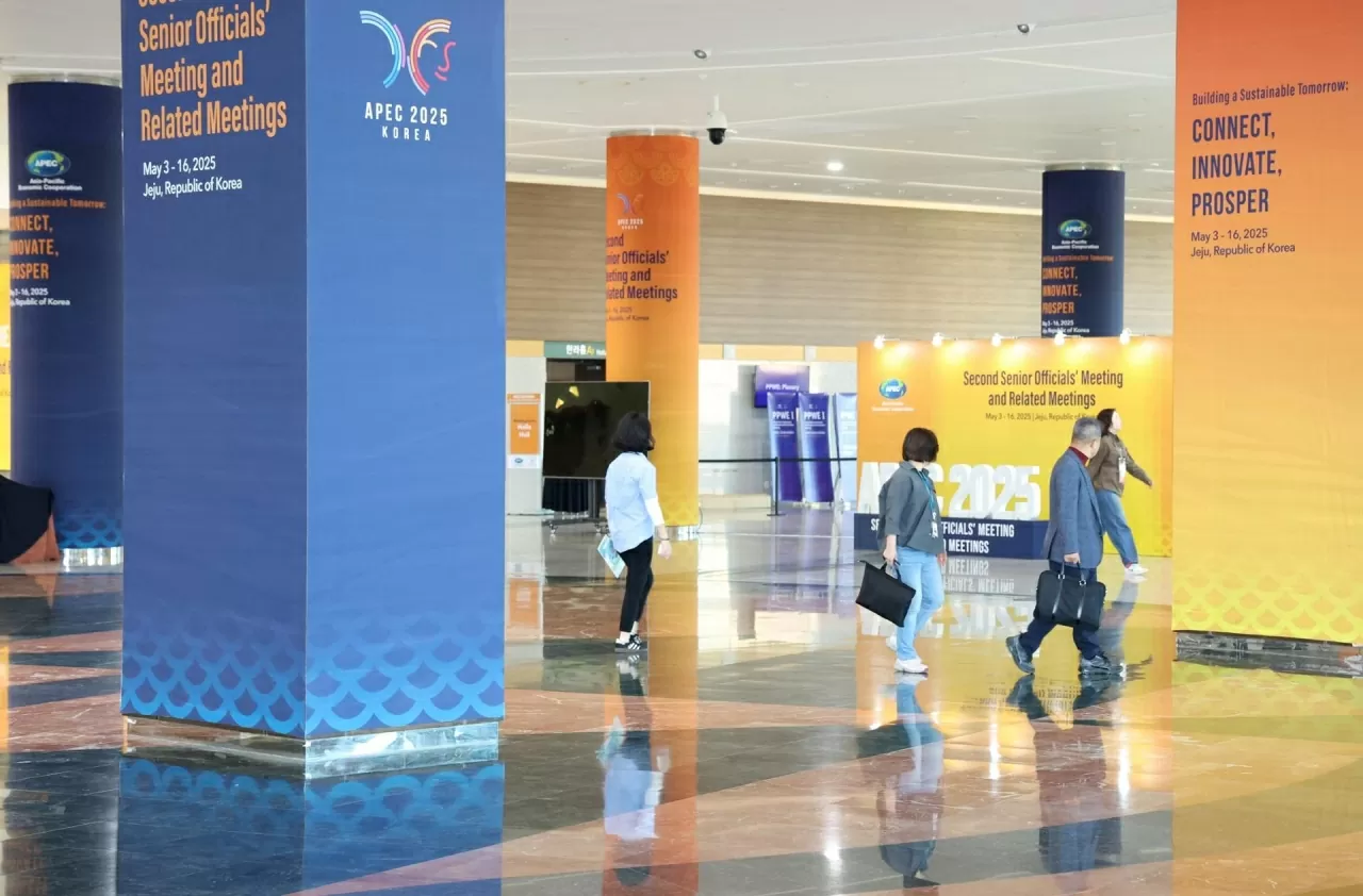 Một góc nhìn về Trung tâm Hội nghị quốc tế Jeju ở Seogwipo, Jeju, một ngày trước khi nơi này tổ chức vòng thứ hai của cuộc họp chuẩn bị cấp cao cho hội nghị thượng đỉnh Hợp tác Kinh tế Châu Á - Thái Bình Dương sắp tới. Cuộc họp bắt đầu vào thứ Bảy và kéo dài trong 14 ngày. (Nguồn: Yonhap) Một góc nhìn về Trung tâm Hội nghị quốc tế Jeju ở Seogwipo, Jeju, một ngày trước khi nơi này tổ chức vòng thứ hai của cuộc họp chuẩn bị cấp cao cho hội nghị thượng đỉnh Hợp tác Kinh tế Châu Á - Thái Bình Dương sắp tới. Cuộc họp bắt đầu vào thứ Bảy và kéo dài trong 14 ngày. (Nguồn: Yonhap)