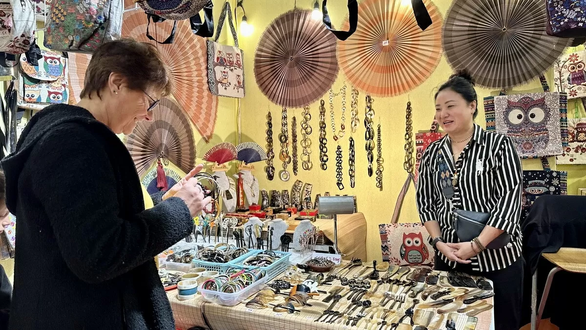 Sản phẩm thủ công 'Made in Vietnam' lần đầu ra mắt tại Hội chợ quốc tế Paris. Hàng thủ công mỹ nghệ Việt Nam luôn được khách Pháp ưa chuộng. (Ảnh: Thu Hà/TTXVN) Sản phẩm thủ công 'Made in Vietnam' lần đầu ra mắt tại Hội chợ quốc tế Paris. Hàng thủ công mỹ nghệ Việt Nam luôn được khách Pháp ưa chuộng. (Ảnh: Thu Hà/TTXVN)