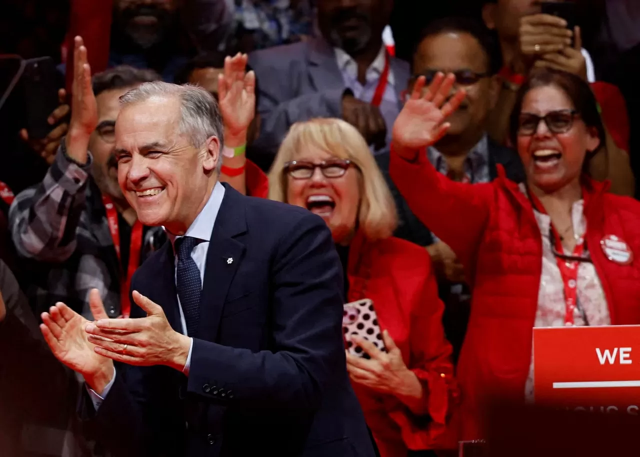 Thủ tướng Canada Mark Carney vỗ tay tại trụ sở đêm bầu cử của Đảng Tự do ở Ottawa, Canada, ngày 29 tháng 4. (Nguồn: Reuters)