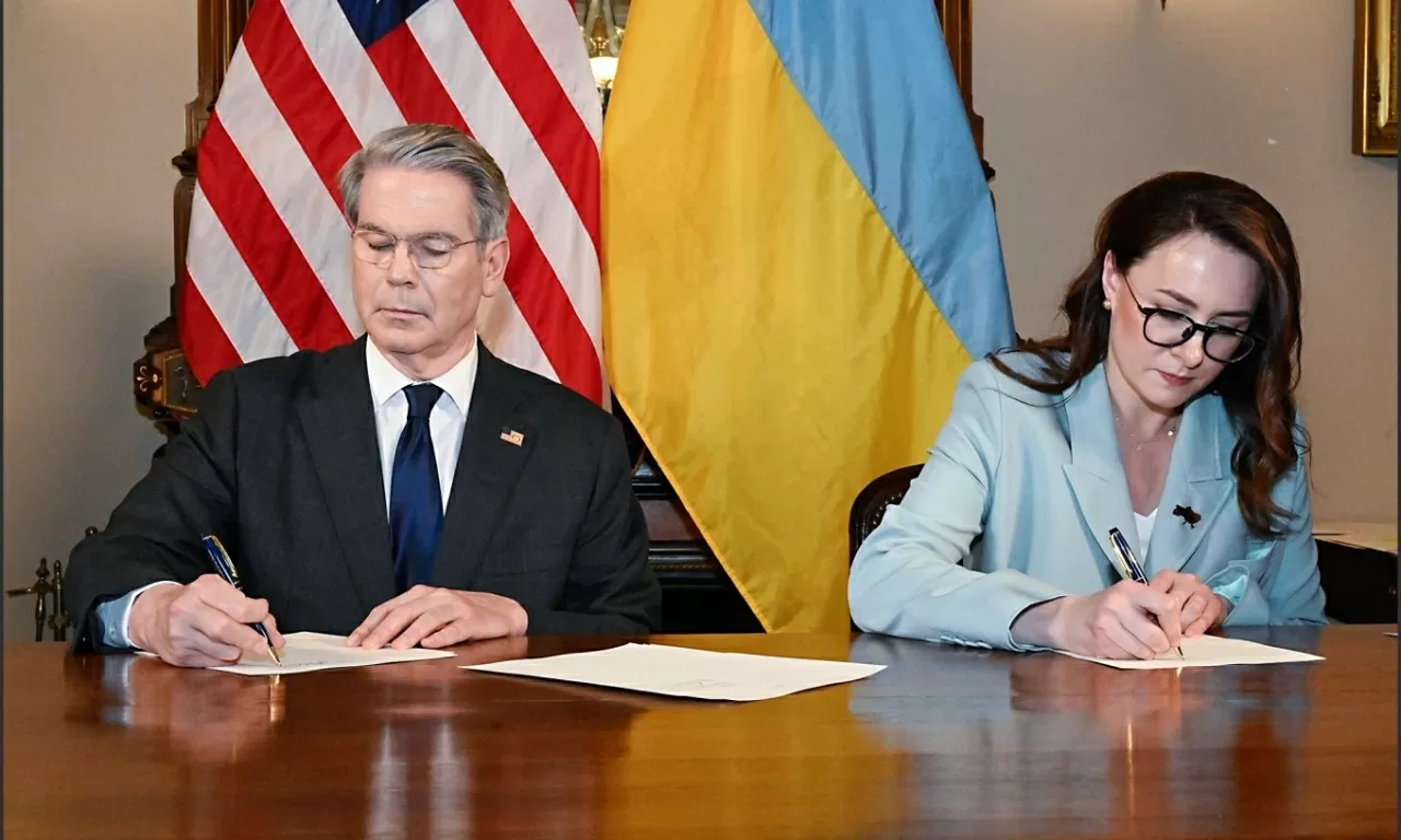 Phó thủ tướng thứ nhất Ukraine Yulia Svyrydenko tới Washington ký khung thỏa thuận khoáng sản với Bộ trưởng Tài chính Mỹ Scott Bessent, thiết lập Quỹ Đầu tư Tái thiết do hai nước quản lý. (Nguồn: Bộ Tài chính Mỹ)