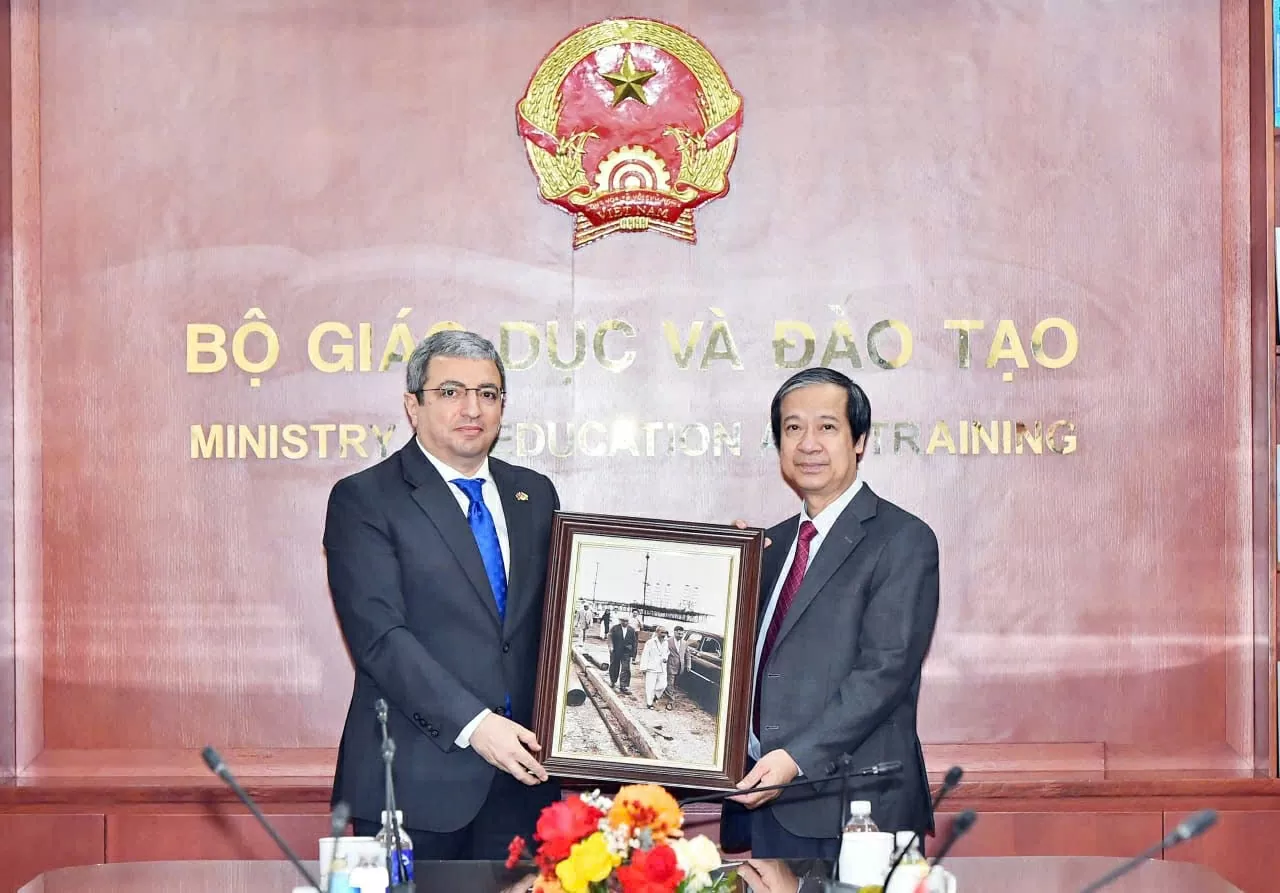 Đại sứ Shovgi Kamal Oglu Mehdizade tặng Bộ trưởng Giáo dục và Đào tạo Nguyễn Kim Sơn bức ảnh Bác Hồ thăm Azerbaijan năm 1959, ngày 22/3/2025. (Nguồn: ĐSQ Azerbaijan) Đại sứ Shovgi Kamal Oglu Mehdizade tặng Bộ trưởng Giáo dục và Đào tạo Nguyễn Kim Sơn bức ảnh Bác Hồ thăm Azerbaijan năm 1959, ngày 22/3/2025. (Nguồn: ĐSQ Azerbaijan)