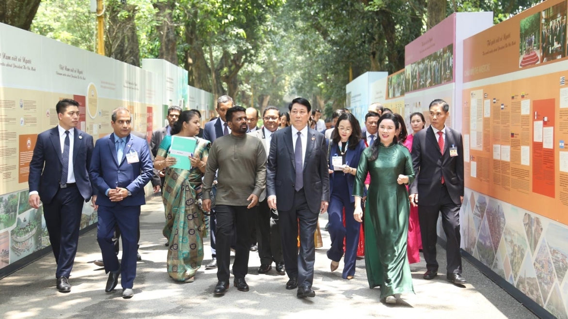 Chủ tịch nước Lương Cường và Tổng thống Sri Lanka thăm Khu di tích Chủ tịch Hồ Chí Minh và thả cá chép tại Ao cá Bác Hồ