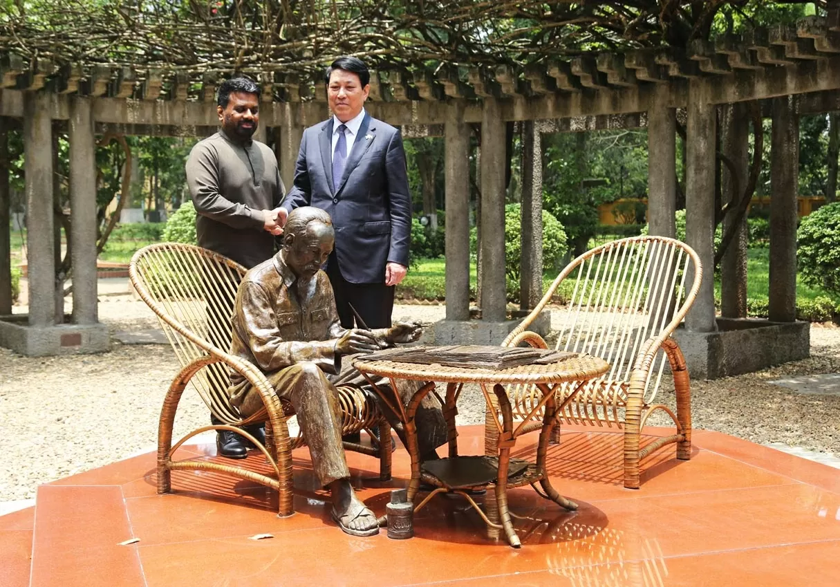 Chủ tịch nước Lương Cường và Tổng thống Sri Lanka Anura Kumara Dissanayaka chụp ảnh lưu niệm bên cạnh tượng Chủ tịch Hồ Chí Minh. (Ảnh: Thành Long) Chủ tịch nước Lương Cường và Tổng thống Sri Lanka Anura Kumara Dissanayaka chụp ảnh lưu niệm bên cạnh tượng Chủ tịch Hồ Chí Minh. (Ảnh: Thành Long)