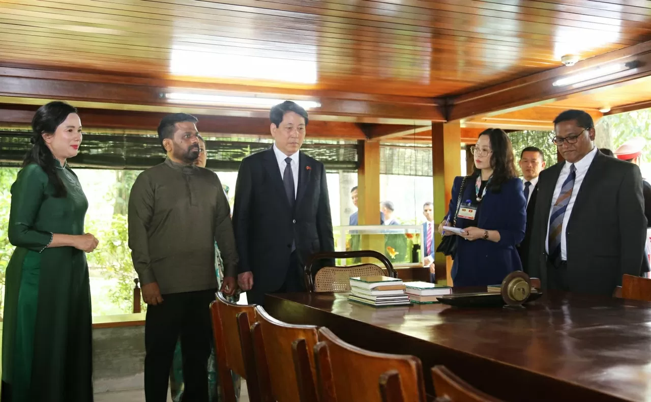 Chủ tịch nước Lương Cường và Tổng thống Anura Kumara Dissanayaka đã nghe giới thiệu về cuộc đời, sự nghiệp của Chủ tịch Hồ Chí Minh và những di vật gắn bó với Người. (Ảnh: Thành Long) Chủ tịch nước Lương Cường và Tổng thống Anura Kumara Dissanayaka đã nghe giới thiệu về cuộc đời, sự nghiệp của Chủ tịch Hồ Chí Minh và những di vật gắn bó với Người. (Ảnh: Thành Long)